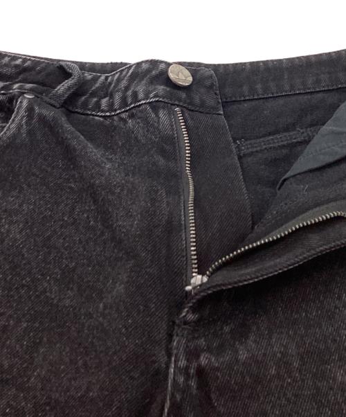 adidas（アディダス）adidas (アディダス) デニムスリーストライプストラックパンツ / JD3109 ブラック サイズ:2730の古着・服飾アイテム