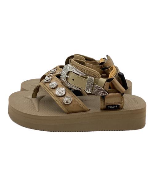 suicoke（スイコック）suicoke (スイコック) TOGA ARCHIVES (トーガアーカイブス) 別注 TONO ウエスタンメタル ストラップサンダル / TC31-AJ502 / 23SS ベージュ サイズ:24cmの古着・服飾アイテム