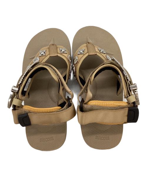 suicoke（スイコック）suicoke (スイコック) TOGA ARCHIVES (トーガアーカイブス) 別注 TONO ウエスタンメタル ストラップサンダル / TC31-AJ502 / 23SS ベージュ サイズ:24cmの古着・服飾アイテム
