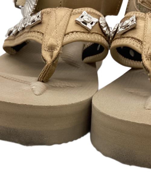 suicoke（スイコック）suicoke (スイコック) TOGA ARCHIVES (トーガアーカイブス) 別注 TONO ウエスタンメタル ストラップサンダル / TC31-AJ502 / 23SS ベージュ サイズ:24cmの古着・服飾アイテム