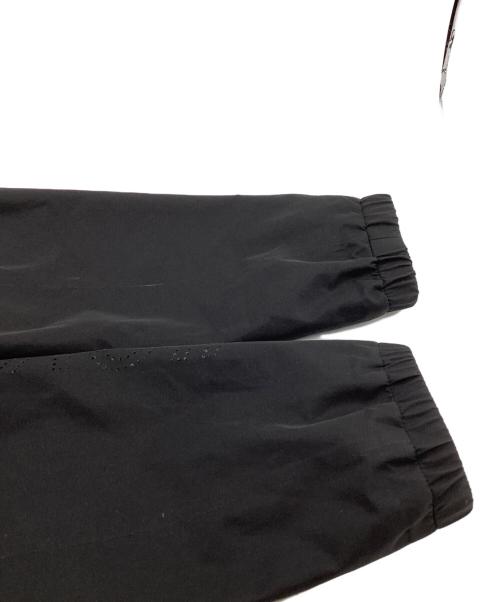 MONCLER GRENOBLE（モンクレール グルノーブル）MONCLER GRENOBLE　 (モンクレール グルノーブル) VIEILLE / ヴィエル / パンチングロゴデザインパッカブルナイロンブルゾン / J10971A00001 ブラックの古着・服飾アイテム