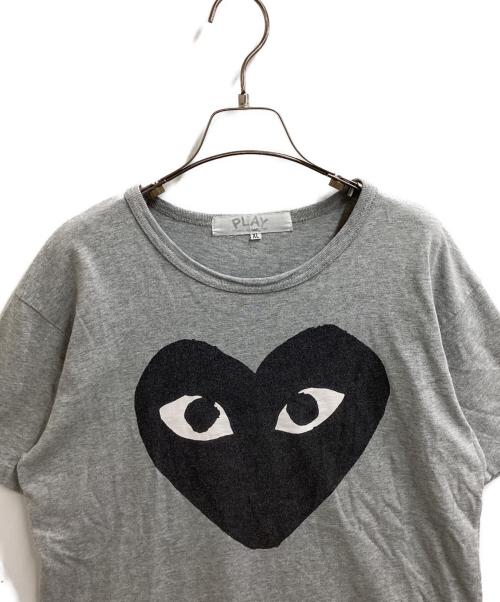 PLAY COMME des GARCONS（プレイコムデギャルソン）PLAY COMME des GARCONS (プレイコムデギャルソン) Tシャツ / AZ-T095 グレー サイズ:XLの古着・服飾アイテム