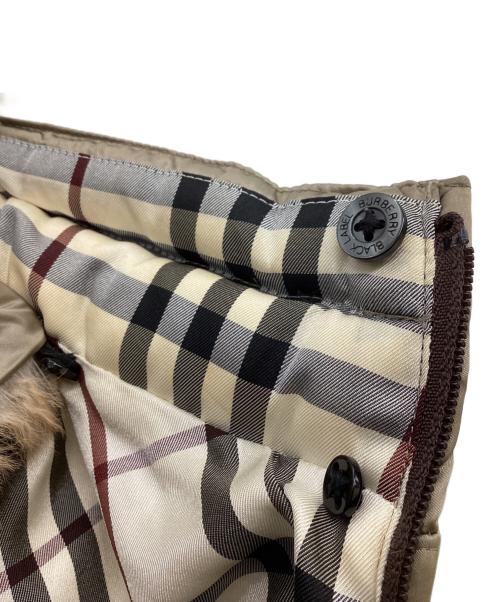 BURBERRY BLACK LABEL（バーバリーブラックレーベル）BURBERRY BLACK LABEL (バーバリーブラックレーベル) ファー付ダウンジャケット　/　BMP11-725-43 ゴールド サイズ:Mの古着・服飾アイテム