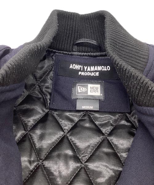 YOHJI YAMAMOTO（ヨウジヤマモト）YOHJI YAMAMOTO (ヨウジヤマモト) New Era (ニューエラ) スタジアムジャケット / HV-Y30-811 ネイビー サイズ:Ｍの古着・服飾アイテム