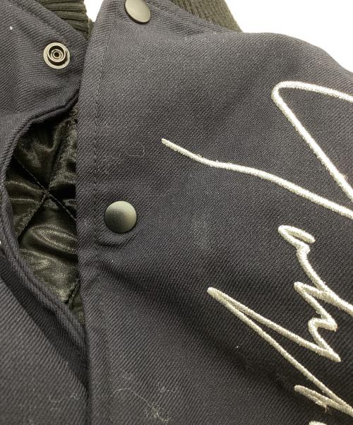 YOHJI YAMAMOTO（ヨウジヤマモト）YOHJI YAMAMOTO (ヨウジヤマモト) New Era (ニューエラ) スタジアムジャケット / HV-Y30-811 ネイビー サイズ:Ｍの古着・服飾アイテム