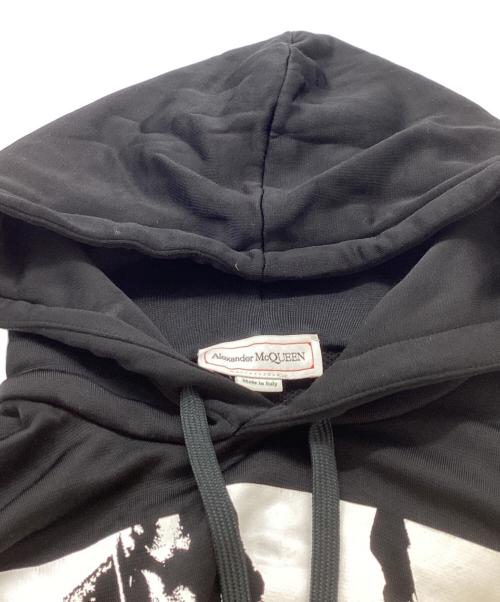 ALEXANDER McQUEEN（アレキサンダーマックイーン）ALEXANDER McQUEEN (アレキサンダーマックイーン) プリントフーディー　/　QTZ45 ブラック サイズ:Mの古着・服飾アイテム