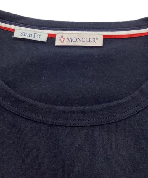 MONCLER（モンクレール）MONCLER (モンクレール) MAGLIA T-SHIRT / マリアTシャツ / ワンポイントロゴ / H10918C71600 ネイビー サイズ:Mの古着・服飾アイテム