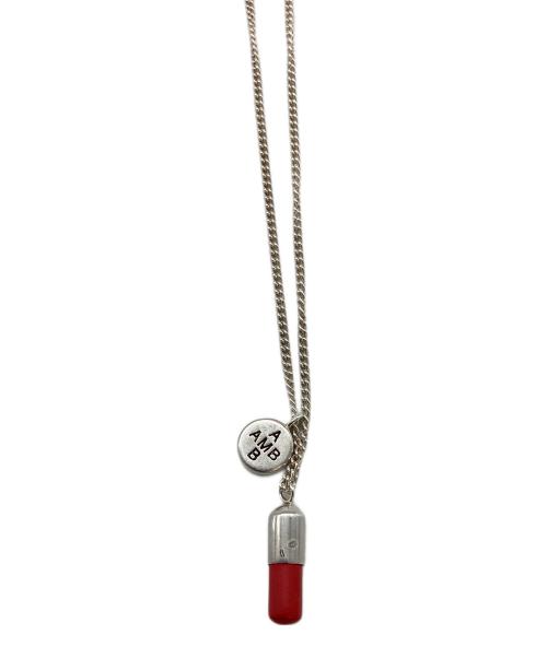 AMBUSH（アンブッシュ）AMBUSH (アンブッシュ) PILL CHARM NECKLACE シルバー×レッドの古着・服飾アイテム