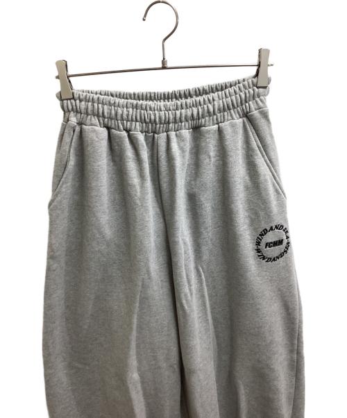 FCMM（エフシーエムエム）FCMM (エフシーエムエム) WIND AND SEA (ウィンダンシー) Round Wide Pants / コラボ スウェットパンツ / FC021050BW グレー サイズ:Mの古着・服飾アイテム