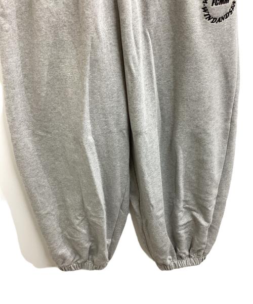 FCMM（エフシーエムエム）FCMM (エフシーエムエム) WIND AND SEA (ウィンダンシー) Round Wide Pants / コラボ スウェットパンツ / FC021050BW グレー サイズ:Mの古着・服飾アイテム