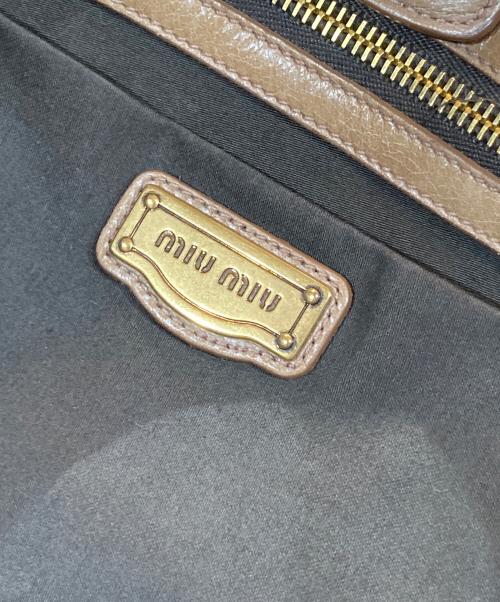 MIU MIU（ミュウミュウ）MIU MIU (ミュウミュウ) ハートチャーム付き 2WAYバック ブラウンの古着・服飾アイテム