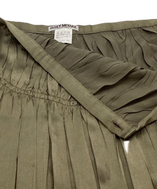ISSEY MIYAKE WHITE LABEL（イッセイミヤケホワイトレーベル）ISSEY MIYAKE WHITE LABEL (イッセイミヤケホワイトレーベル) プリーツロングスカート オリーブ サイズ:2の古着・服飾アイテム