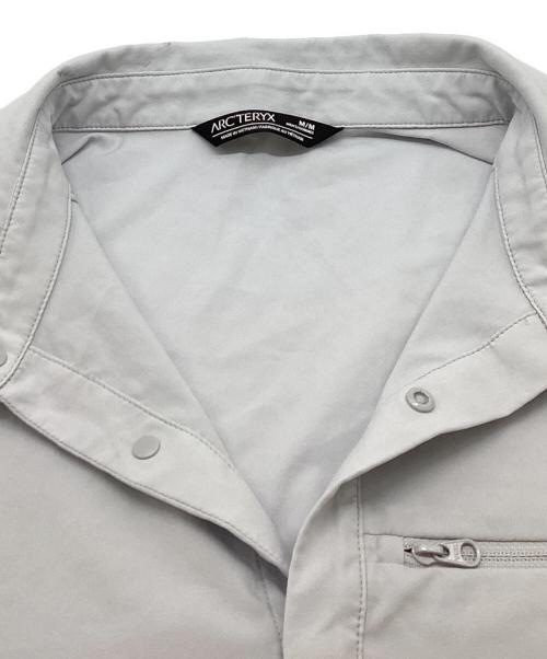 ARC'TERYX（アークテリクス）ARC'TERYX (アークテリクス) SKYLINE SS SHIRT / スカイラインSSシャツ / X000007436 グレー サイズ:Mの古着・服飾アイテム