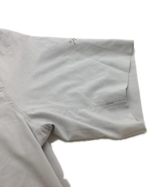 ARC'TERYX（アークテリクス）ARC'TERYX (アークテリクス) SKYLINE SS SHIRT / スカイラインSSシャツ / X000007436 グレー サイズ:Mの古着・服飾アイテム