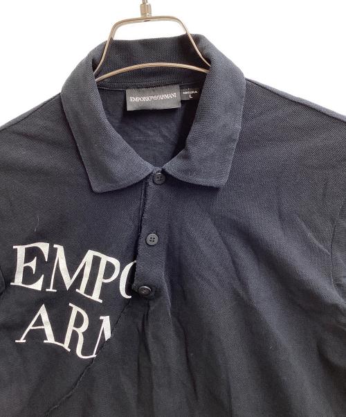 EMPORIO ARMANI（エンポリオ アルマーニ）EMPORIO ARMANI (エンポリオ アルマーニ) アシンメトリーデザイン ロゴプリントポロシャツ ブラック サイズ:Lの古着・服飾アイテム