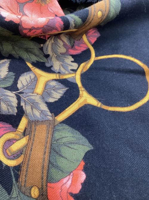 GUCCI（グッチ）GUCCI (グッチ) 花柄ウールシルクストール / イタリア製 ブラックの古着・服飾アイテム