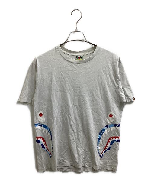 A BATHING APE（アベイシングエイプ）A BATHING APE (アベイシングエイプ) サイドシャークTシャツ ホワイト サイズ:Lの古着・服飾アイテム