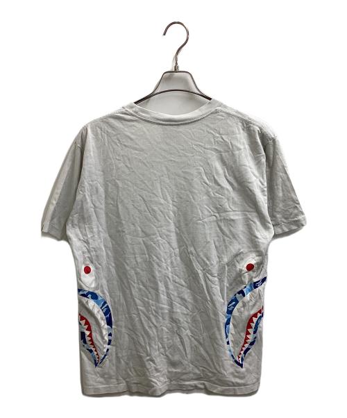 A BATHING APE（アベイシングエイプ）A BATHING APE (アベイシングエイプ) サイドシャークTシャツ ホワイト サイズ:Lの古着・服飾アイテム