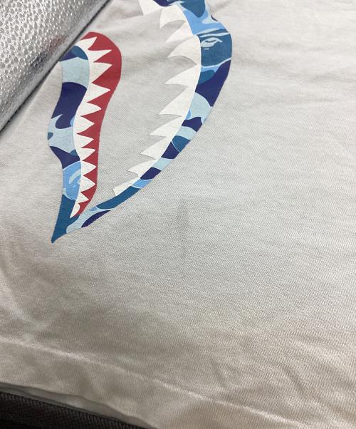A BATHING APE（アベイシングエイプ）A BATHING APE (アベイシングエイプ) サイドシャークTシャツ ホワイト サイズ:Lの古着・服飾アイテム