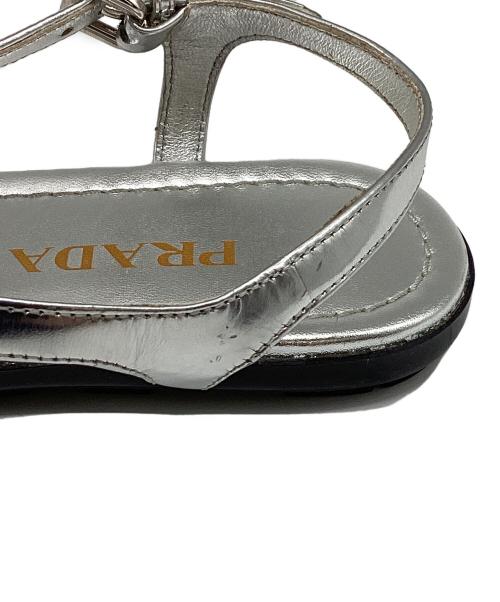 PRADA（プラダ）PRADA (プラダ) トライアングルロゴ パテントレザー サンダル シルバー サイズ:36の古着・服飾アイテム