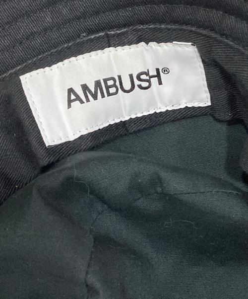 AMBUSH（アンブッシュ）AMBUSH (アンブッシュ) ロゴ刺繍コットンバケットハット ブラックの古着・服飾アイテム