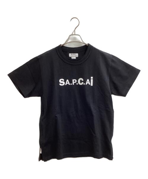 A.P.C.（アーペーセー）A.P.C. (アーペーセー) sacai (サカイ) ロゴプリントT　/　23213-1-94291 ブラック サイズ:Sの古着・服飾アイテム