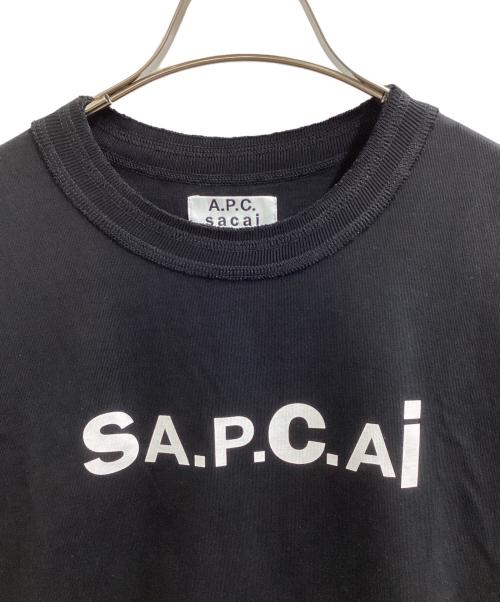 A.P.C.（アーペーセー）A.P.C. (アーペーセー) sacai (サカイ) ロゴプリントT　/　23213-1-94291 ブラック サイズ:Sの古着・服飾アイテム