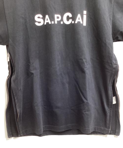 A.P.C.（アーペーセー）A.P.C. (アーペーセー) sacai (サカイ) ロゴプリントT　/　23213-1-94291 ブラック サイズ:Sの古着・服飾アイテム