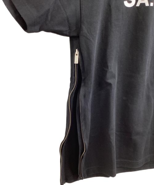 A.P.C.（アーペーセー）A.P.C. (アーペーセー) sacai (サカイ) ロゴプリントT　/　23213-1-94291 ブラック サイズ:Sの古着・服飾アイテム
