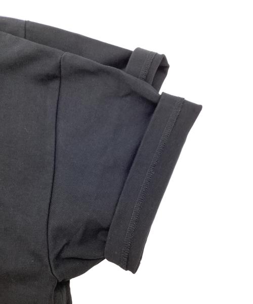A.P.C.（アーペーセー）A.P.C. (アーペーセー) sacai (サカイ) ロゴプリントT　/　23213-1-94291 ブラック サイズ:Sの古着・服飾アイテム