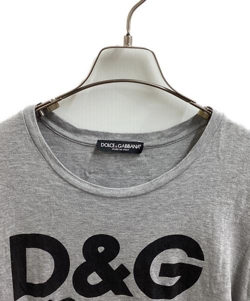 DOLCE & GABBANA（ドルチェ＆ガッバーナ）DOLCE & GABBANA (ドルチェ＆ガッバーナ) ロゴプリントスパンコールＴ グレー サイズ:36の古着・服飾アイテム