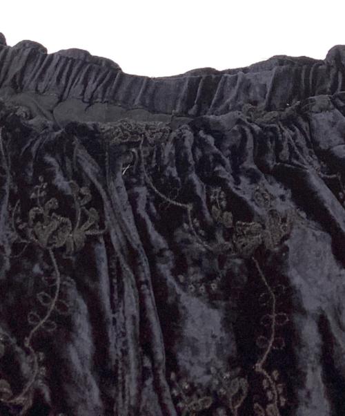 crinkle crinkle crinkle（クリンクル クリンクル クリンクル）crinkle crinkle crinkle (クリンクル クリンクル クリンクル) velvet 3D embroidery pants ブラック サイズ:Fの古着・服飾アイテム