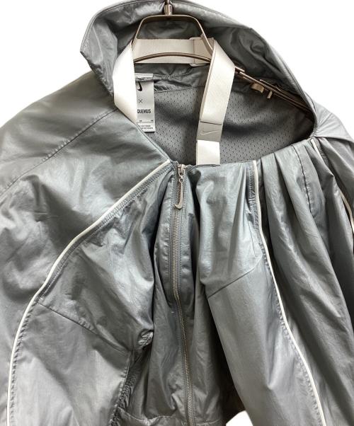NIKE（ナイキ）NIKE (ナイキ) JACQUEMUS (ジャックムス) TRACK JKT（トラックジャケット）/ FV5690-073 グレー サイズ:Mの古着・服飾アイテム