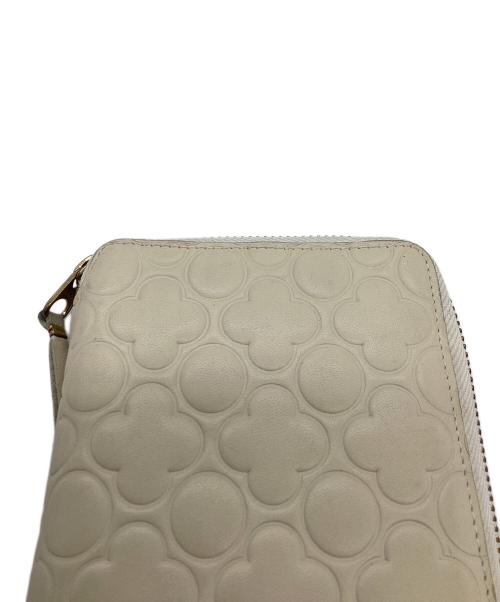 COMME des GARCONS（コムデギャルソン）COMME des GARCONS (コムデギャルソン) フラワー型押しラウンドジップウォレット アイボリーの古着・服飾アイテム