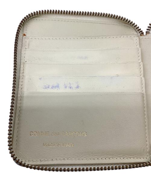 COMME des GARCONS（コムデギャルソン）COMME des GARCONS (コムデギャルソン) フラワー型押しラウンドジップウォレット アイボリーの古着・服飾アイテム