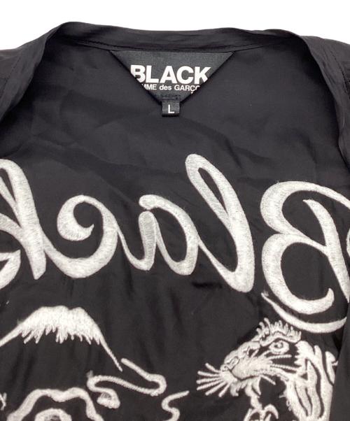 BLACK COMME des GARCONS（ブラックコムデギャルソン）BLACK COMME des GARCONS (ブラックコムデギャルソン) バック刺繍 スーベニア コート 1G-C006/ AD2020 ブラック サイズ:Lの古着・服飾アイテム