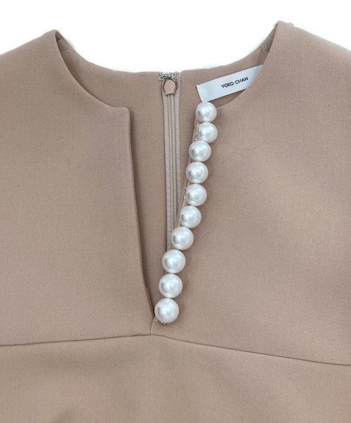 YOKO CHAN（ヨーコチャン）YOKO CHAN (ヨーコチャン) パール スリット ブラウス ベージュ サイズ:40の古着・服飾アイテム
