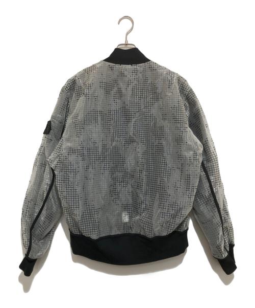 STONE ISLAND（ストーンアイランド）STONE ISLAND (ストーンアイランド) 23SS DISTORTED BOMBER JACKET 3SS SHADOW PROJECT ヒドゥンバッジボンバージャケット 781940713 グレー サイズ:Mの古着・服飾アイテム
