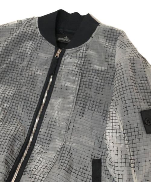 STONE ISLAND（ストーンアイランド）STONE ISLAND (ストーンアイランド) 23SS DISTORTED BOMBER JACKET 3SS SHADOW PROJECT ヒドゥンバッジボンバージャケット 781940713 グレー サイズ:Mの古着・服飾アイテム