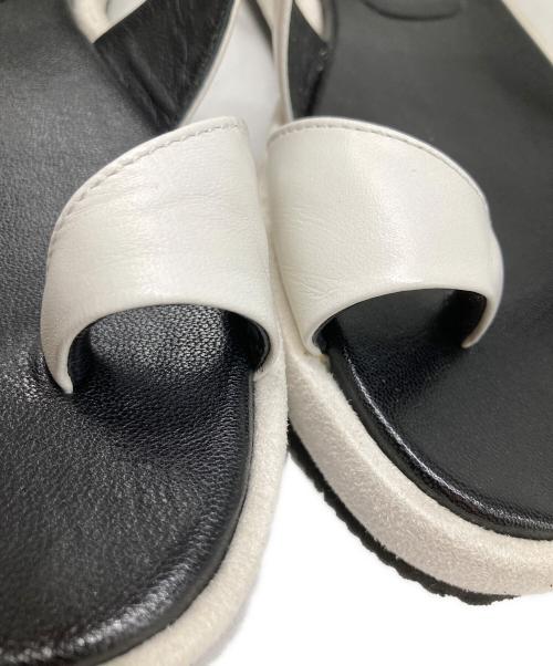 Mame Kurogouchi（マメクロゴウチ）mame kurogouchi (マメクロゴウチ) Curved Line Ankle Strap Sandals ホワイト サイズ:23.5の古着・服飾アイテム