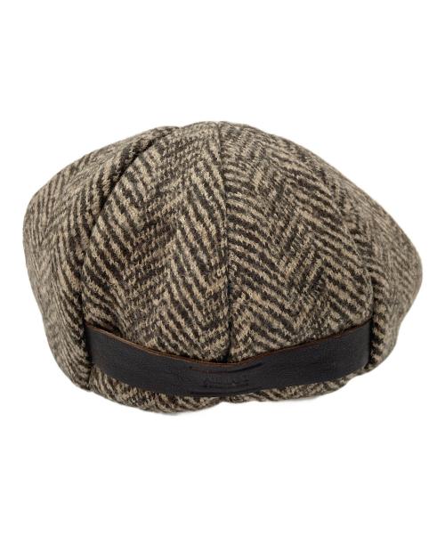 ARMANI COLLEZIONI（アルマーニ コレツィオーニ）ARMANI COLLEZIONI (アルマーニ コレツィオーニ) レザーロゴキャスケット　帽子 ブラウン サイズ:59の古着・服飾アイテム