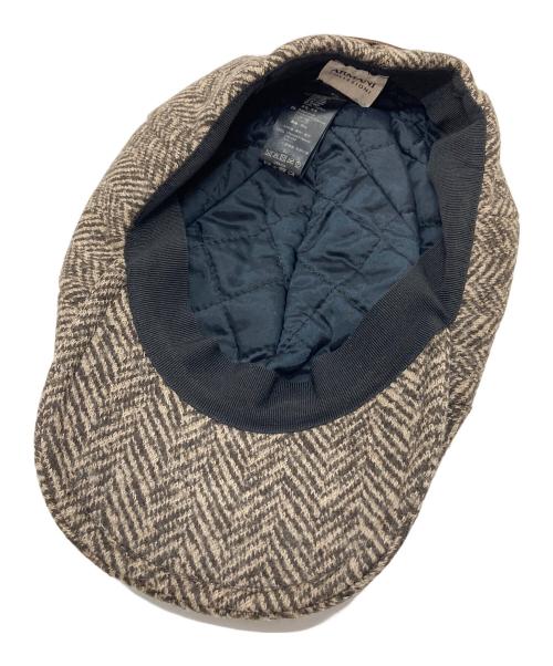 ARMANI COLLEZIONI（アルマーニ コレツィオーニ）ARMANI COLLEZIONI (アルマーニ コレツィオーニ) レザーロゴキャスケット　帽子 ブラウン サイズ:59の古着・服飾アイテム