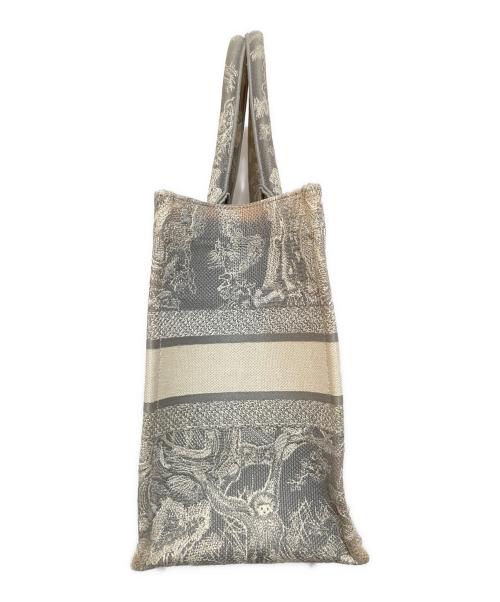 Christian Dior（クリスチャン ディオール）Christian Dior (クリスチャン ディオール) トワル ドゥ ジュイ エンブロイダリー ミディアムトートバッグ ブックトート M1296ZRGO グレーの古着・服飾アイテム