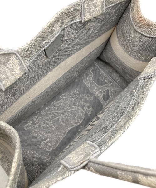 Christian Dior（クリスチャン ディオール）Christian Dior (クリスチャン ディオール) トワル ドゥ ジュイ エンブロイダリー ミディアムトートバッグ ブックトート M1296ZRGO グレーの古着・服飾アイテム