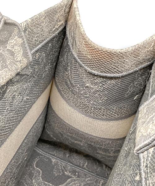 Christian Dior（クリスチャン ディオール）Christian Dior (クリスチャン ディオール) トワル ドゥ ジュイ エンブロイダリー ミディアムトートバッグ ブックトート M1296ZRGO グレーの古着・服飾アイテム