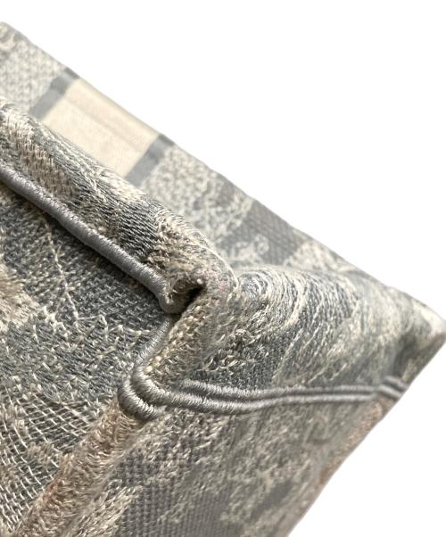 Christian Dior（クリスチャン ディオール）Christian Dior (クリスチャン ディオール) トワル ドゥ ジュイ エンブロイダリー ミディアムトートバッグ ブックトート M1296ZRGO グレーの古着・服飾アイテム