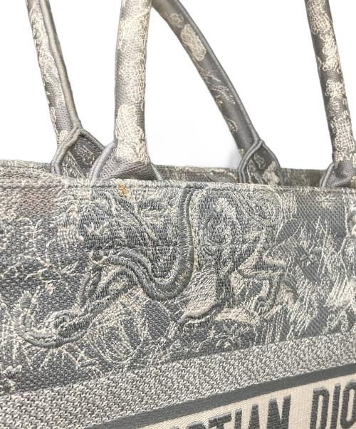 Christian Dior（クリスチャン ディオール）Christian Dior (クリスチャン ディオール) トワル ドゥ ジュイ エンブロイダリー ミディアムトートバッグ ブックトート M1296ZRGO グレーの古着・服飾アイテム