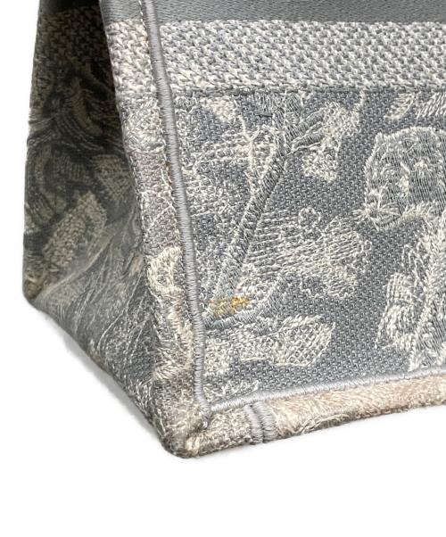 Christian Dior（クリスチャン ディオール）Christian Dior (クリスチャン ディオール) トワル ドゥ ジュイ エンブロイダリー ミディアムトートバッグ ブックトート M1296ZRGO グレーの古着・服飾アイテム