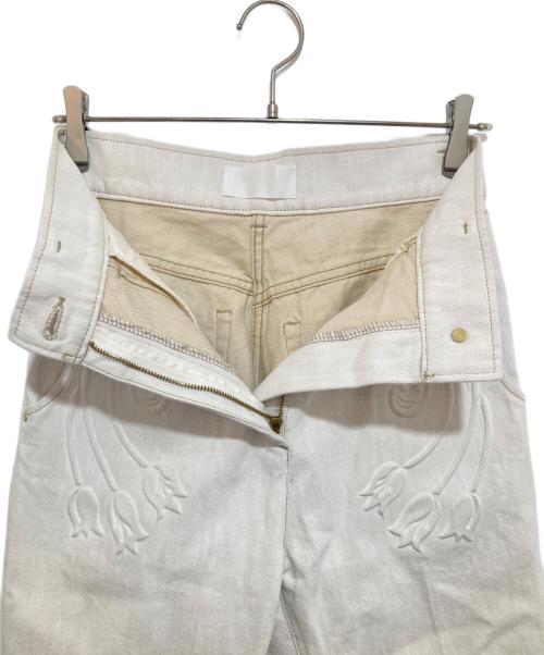 Mame Kurogouchi（マメクロゴウチ）Mame Kurogouchi (マメクロゴウチ) Floral Embossed Flare Jeans ホワイト サイズ:2の古着・服飾アイテム