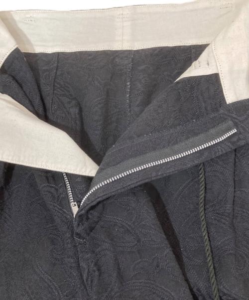 s'yte（サイト）s'yte (サイト) PAISLEY PATTERN JACQUARD CUT-OUT DESIGN TASSEL STRING 2-TUCK PANTS ブラック サイズ:3の古着・服飾アイテム